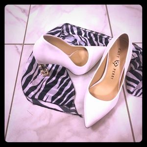 Katy Perry Suzanne Chain Link detail white pumps